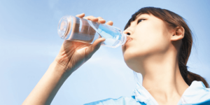 물을 마시고 있는 여성
