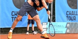 테니스 선수 제라드 캄파냐 리 의 테니스 경기 장면